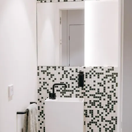 Apartment Luxe - Modern & Spacious 2br With Balcony View