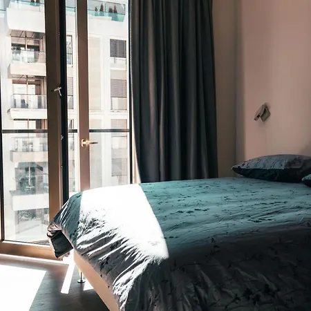 Luxe - Modern & Spacious 2br With Balcony View Apartment *