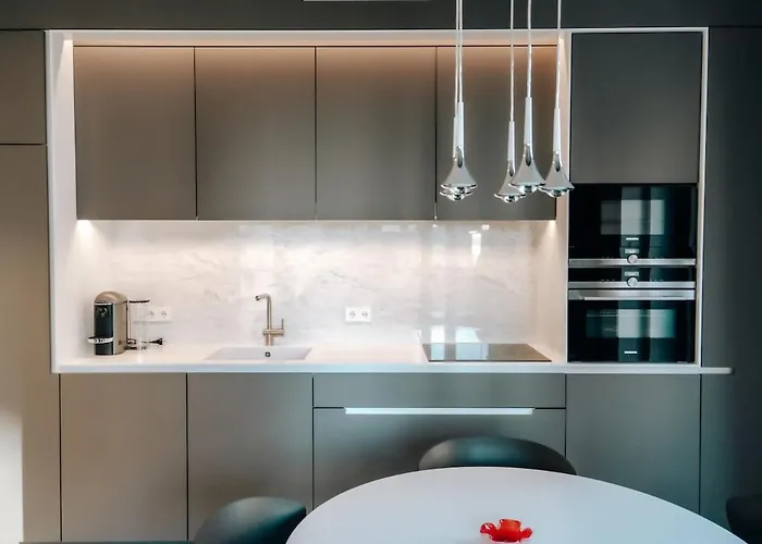 Luxe - Modern & Spacious 2br With Balcony View Apartment *