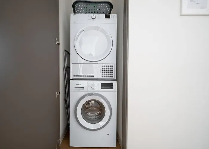 Apartment Luxe - Modern & Spacious 2br With Balcony View *