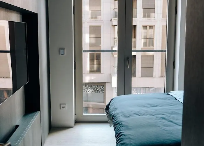 Luxe - Modern & Spacious 2br With Balcony View Apartment *