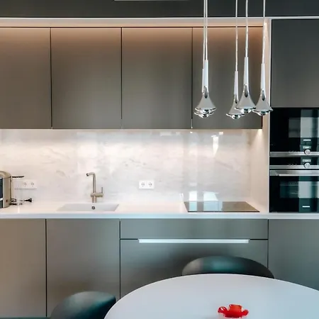 Luxe - Modern & Spacious 2br With Balcony View 公寓 *