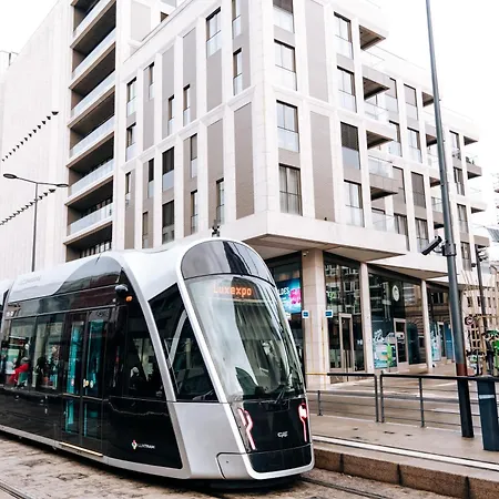 Luxe - Modern & Spacious 2br With Balcony View 公寓 *