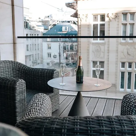 Luxe - Modern & Spacious 2br With Balcony View 公寓