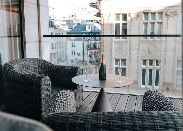 Luxe - Modern & Spacious 2br With Balcony View *